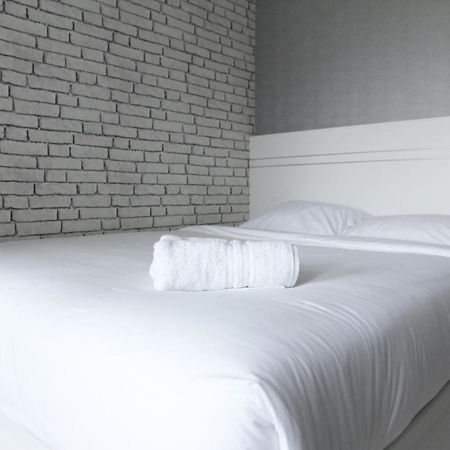Modern And Comfortable Studio Apartment Springlake Summarecon Near Summarecon By Travelio Bekasi Buitenkant foto
