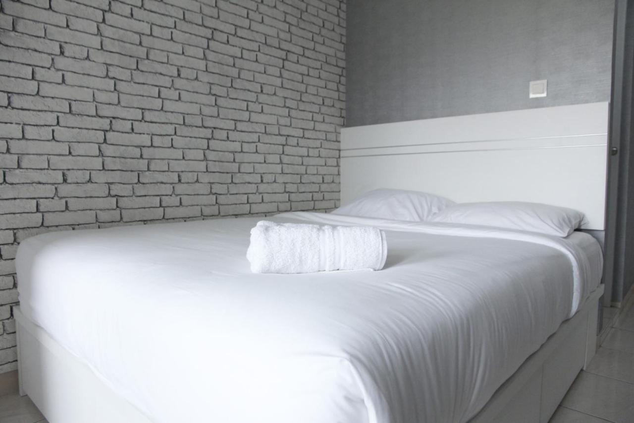 Modern And Comfortable Studio Apartment Springlake Summarecon Near Summarecon By Travelio Bekasi Buitenkant foto